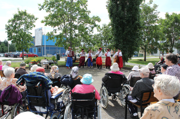 Kanttorinpuistoon kokoontunut yleisö sai perjantaina nauttia ukrainalaisen musiikkiyhtyeen ilmaisesityksestä. Kuva: Erkki Koivisto