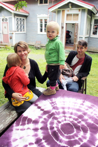 Henrik Nylund ja Katriina Reponen lapsineen asuvat aivan Vesilahden kirkonkylän ytimessä.