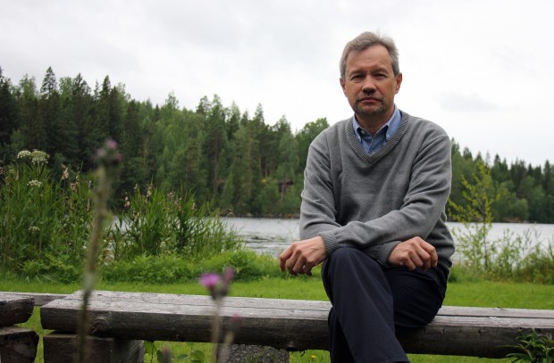 Timo Palander viihtyy luonnossa. Hänen kotinsa sijaitsee kauniilla paikalla Höytämönjärven rannalla.