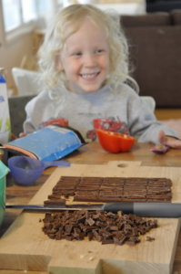 Laadunvalvojana toiminut Sampsa Onnela varmisti, että leivottujen pipareiden suklaapalat ovat riittävän suuria.