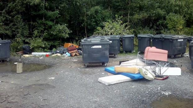 Koskenkyläntien jätepsite oli törkyisessä kunnossa 8. elokuuta. Kuva: Heidi Lindholm.