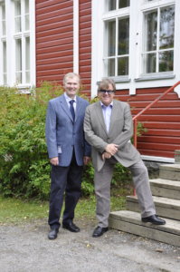 Risto Kilpeläinen ja Mikko Alatalo puolustavat kyläkouluja. Kilpeläinen on opettanut itse useissa kyläkouluissa ja Alatalo on käynyt koulunsa kyläkoulussa.