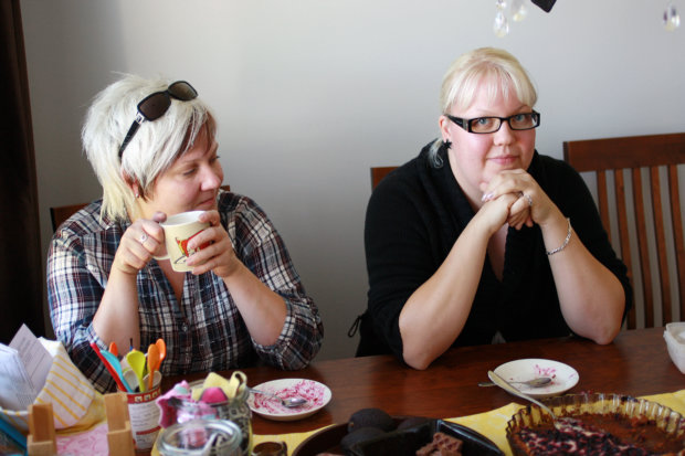 Lempäälän FB-kirpputorin ylläpitäjät Marjo Hartman ja Jenni Myllyniemi käyttävät kirppistä päivittäin.