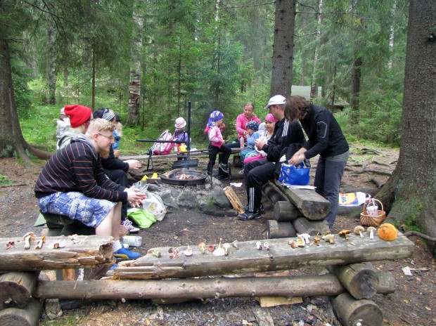Suomen luonnon päivänä opittiin koko joukko uusia asioita metsäluonnosta ja erityisesti sienestyksestä. Retken kaikkein odotetuin hetki taisi kuitenkin olla puolivälin ruokatauko Ammejärvellä