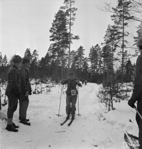 Sotilasvirkailija A. Feldhoff otti kuvasarjan hiihtokilpailuista Lempäälässä vuonna 1942. Kuva: SA-kuva