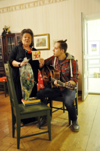 Kaija-Lisa Toivonen esittelee noin neljä–viisi -vuotiaana mummon kanssa tekemäänsä joulukorttia pojanpojalleen Oskari Toivoselle.