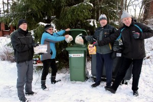 Tervapolun asukkaat hankkivat yhteiset jäteastiat. Kuvassa Markku Saarinen, Eronen, Pyykkönen ja Tapio Vuolahti.
