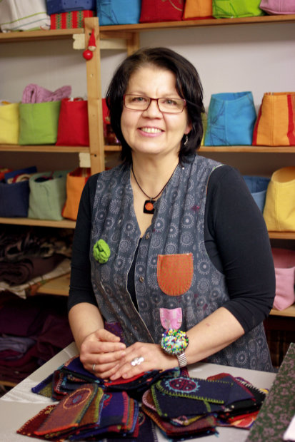 Sari Huotarilla on muotoilijan koulutus, ja hän on toiminut alalla myös opetustehtävissä.