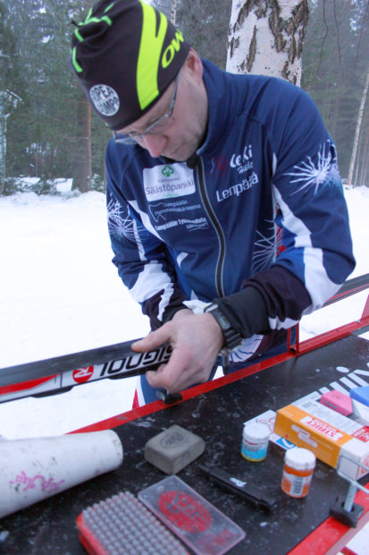 Jarkko Mettalo Lempäälän Kisan hiihtojaostosta opastaa, miten suksiin saadaan luistoa ja pitoa.