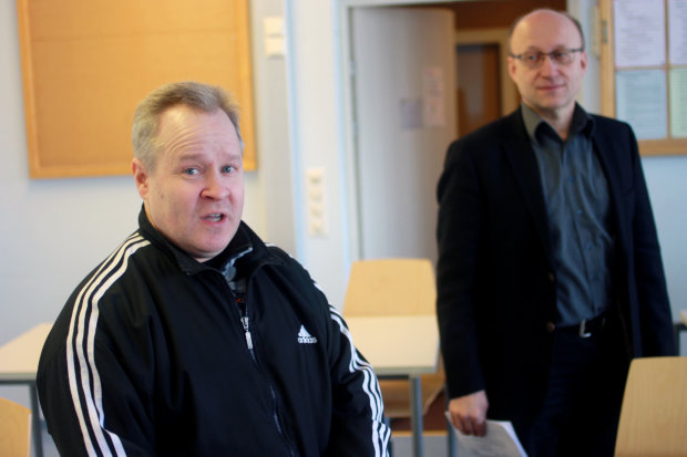 Ilmanvaihtojärjestelmän uusimisesta vastaa Janne Jokiharju Peltisepänliike Jokiharjusta. Taka-alalla rehtori Erkki Hytönen, joka on tyytyväinen uusittuun laitteistoon.