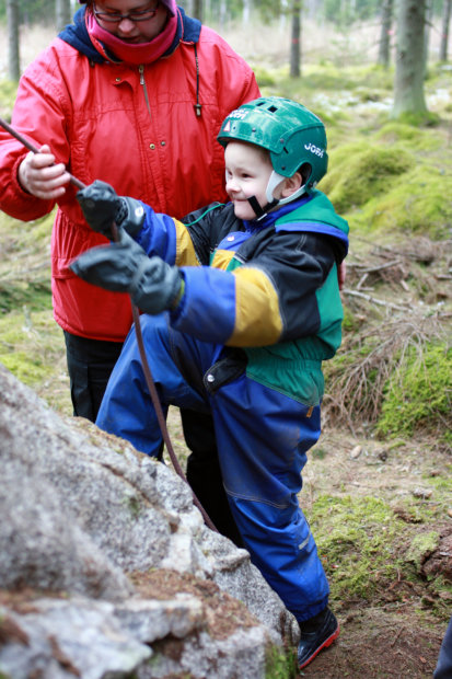 Touko Leppänen, 5, aloittaa kiipeämisurakkansa intoa täynnä. Lastenhoitaja Lila Leppänen avustaa.