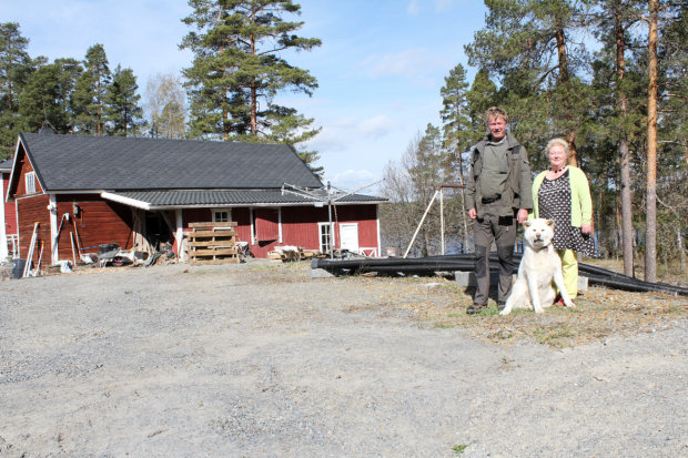 Joskus vuosikymmeniä sitten Tervajärven tilalle on tuotettu sähköä omalla tuulimyllyllä. Juha Kallonen, Johanna Yräys-Kallonen ja Tomo-koira näyttävät kalliolla uuden tuulivoimalan paikkaa. Kuva: Erkki Koivisto