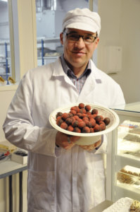 Tryffeli kahvin kanssa maistuu myös suklaatehtaan johtajalle. Marko Iso-Kungas kertoo Dammenbergin laajentaneen valikoimiaan viime vuosina ja nyt tuotannossa on jo kaksisataa erilaista suklaaherkkua.