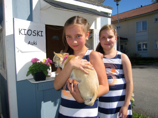 Koirakahvilan tytöt: Christina Kortet ja  maskotti Leidi-chihuahua sekä Katariina Kivi.