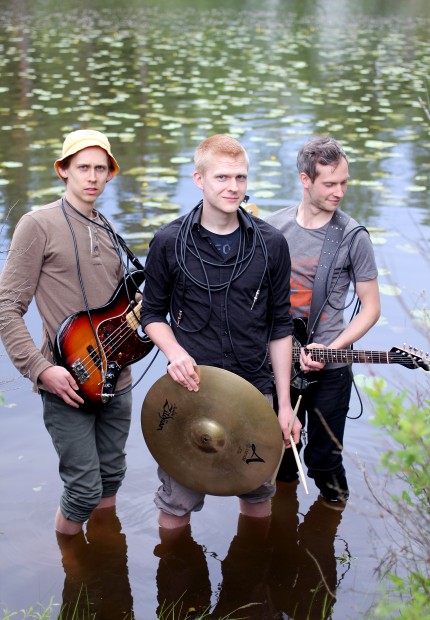 Humanwires, vasemmalta oikealle: Jussi Lahtinen (basso), Kalle Lahtinen (rummut) ja Janne Saarimaa (laulu ja kitara).