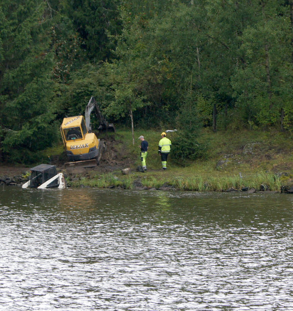 Lempäälän kunnan maalla töissä ollut bobcat luiskahti Haljastennokalla kanavaan tiistaina 26. elokuuta kello 15.n jälkeen. Vastarannan asukas ikuisti tapahtuman, jossa kuski ehti hypähtää rannalle.