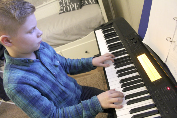 Samuel opiskelee laulua, pianonsoittoa ja musiikin teoriaa. Hänen lempiartistinsa on Bruno Mars.
