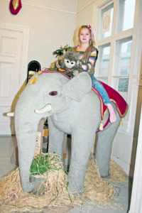 Norsu kuuluu sirkukseen ja tämä yksilö on erityisen lauhkea. Camilla Katajisto kiipesi norsun selkään. Kuva: Katariina Rannaste