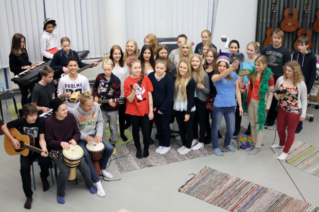 Taidekattilan porukka treenaa esitystään Sääksjärven koulun musiikkiluokassa.