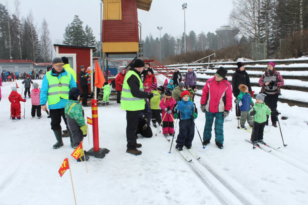 Nuorimpien eli 3-4-vuotiaiden hiihtäjien lähtöpaikalla riitti kuhinaa Lempäälän talvikauden viimeisissä hiihtokisoissa. Kuva: Erkki Koivisto