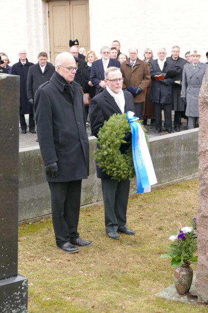 Omaisten seppeleen K. A. Tapolan haudalle laskivat pojanpoika MattiTapola ja veljen pojanpoika Hannu Tapola. Kuva: Mika Lavonen