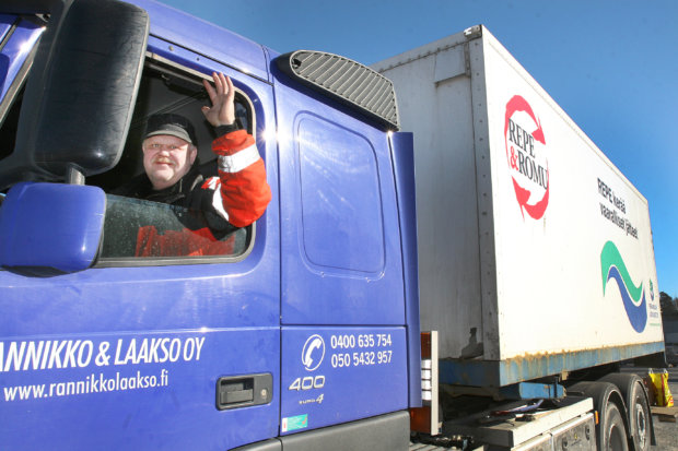 – Nähdään pysäkeillä! heilauttaa Repe-auton kuljettaja Petri Rannikko. Kuva: Pirkanmaan Jätehuolto