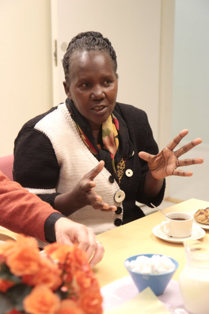 Tansanialainen Tabitha Kilatu vieraili Lempäälässä Kimbilio-turvakodin merkeissä. Hänen mielestään köyhien naisten kouluttaminen on maan kehittymisen avain. Kuva: Marita Miettinen
