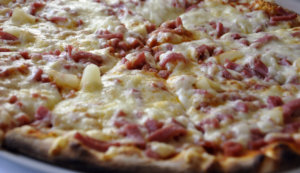 Pizzan juustomäärä huimasi päätä, mutta tomaattikastikkeen oregano oli erilainen toimiva ratkaisu. 