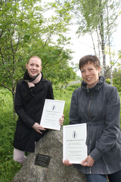 Ympäristödiplomit Lempäälässä menivät tänä vuonna Lähiruokarengas Rekolle ja sen pyörittäjille Riikka Valkeamäelle (vas.) ja Liisa Pekille . 