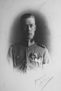 Lempääläläinen K. A. Tapola (1895–1971) oli merkittävimpiä suomalaisen taistelutaktiikan kehittäjiä ja kouluttajia. Talvi- ja jatkosodassa hän saavutti menestystä Karjalan Armeijan ja Kannaksen Armeijan esikuntapäällikkönä sekä myöhemmin jatkosodassa 5. divisioonan komentajana ja sai ansioistaan 2. luokan Mannerheim-ristin.  Kuva: Erkki Koivisto