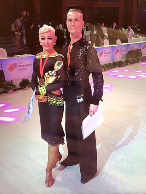 Jaak Vainomaa ja Taina Savikurki tanssivat kymppitanssin MM-pronssille.