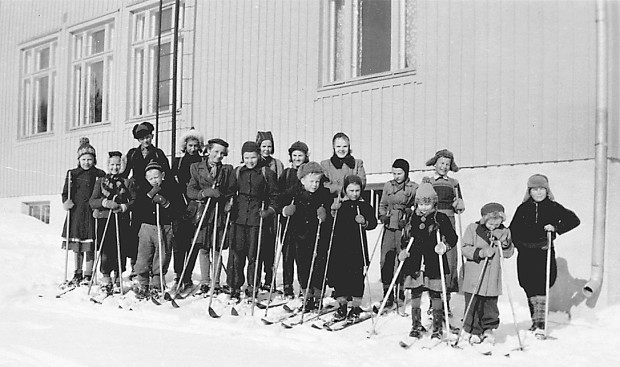 Koululaiset lähdössä hiihtämään uudelta, omalta koulurakennukselta vuonna 1952 opettaja Raili Kiviruusun johdolla. 