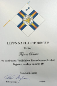 Lipun suunnitellut kerhon puheenjohtaja Panu Bergius selosti juhlayleisölle lipun heraldiikkaa. Kuva: Erkki Koivisto