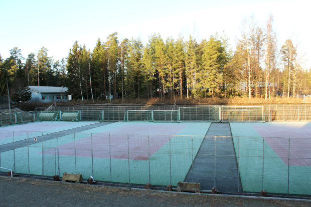 Monitoimihallin on suunniteltu nykyisten tenniskenttien ja niiden takana olevan rakentamattoman maaston alueelle. Hiihtolatu siirretään  lähemmäksi jäähallia. Kuva: Erkki Koivisto