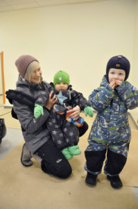 Tiina Ylitolva, Eelis Salmi ja Anton Salmi tutustuivat Peuraniityn avoimissa ovissa uuteen päiväkotiin. Pulla ja päiväkoti saivat perheeltä hyväksynnän. Kuva: Katariina Onnela
