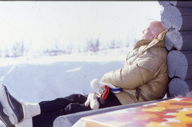 Presidentti Urho Kekkonen nauttimnassa Lapin kevätauringosta ETYK-vuonna 1975. Kuva: Urho Kekkosen arkisto