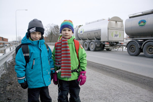 Kunnan päätös on ajamassa Jekki Leppikankaan ja Markus Saukonojan kulkemaan 4,2 kilometrin koulumatkan jalan. Kuva: Katariina Rannaste