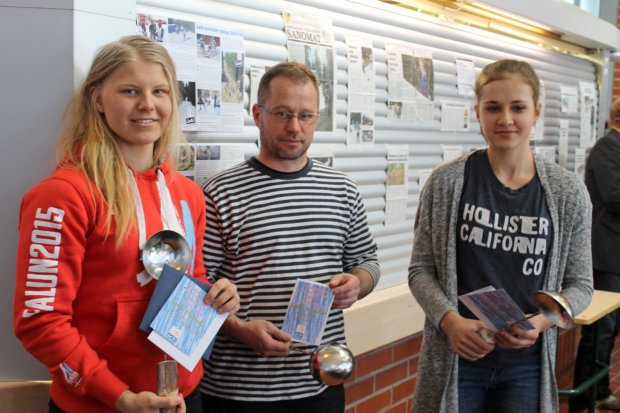 Leena Nurmi (vas.), Jarkko Mettalo ja Hilla Niemelä palkittiin utsjokelaisin löylykauhoin, kuten myös Ulla Klapuri ja Arto Hakala. 