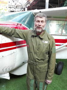 Ideaparkiin tuotuun Cessnaan perehdytti lentokoneopas Jouko Rautkivi, joka on ollut lennonjohtotehtävissä ja myös ilmavoimien lentäjänä. Kuva: Päivi Aikasalo