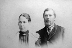 Juho Uotin ja Augusta Laurilan kihlakuva vuodelta 1896.