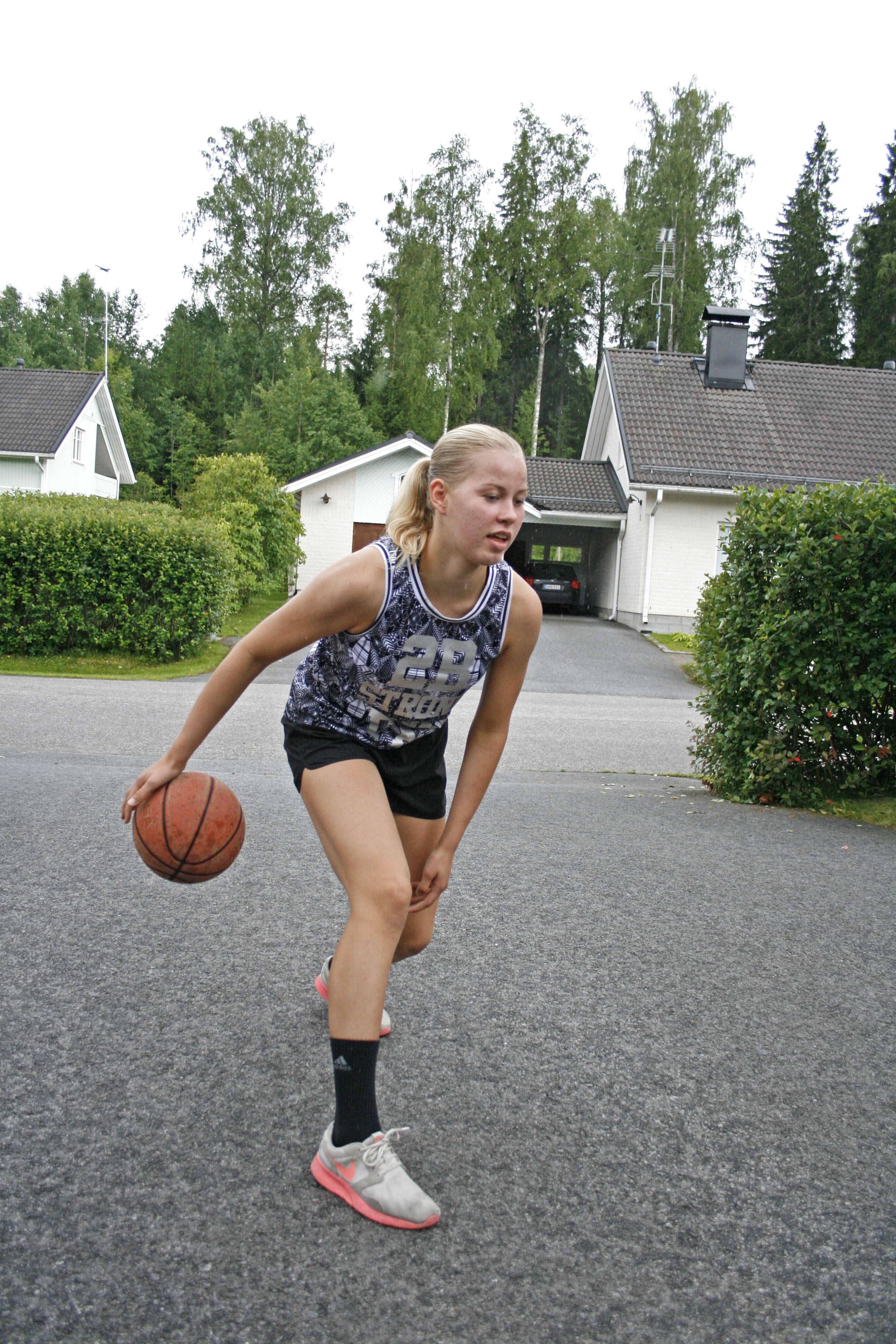Pituudesta on hyötyä koripallokentällä, mutta pelaajalta vaaditaan myös nopeutta ja hahmotuskykyä. Kuva: Ida Nieminen