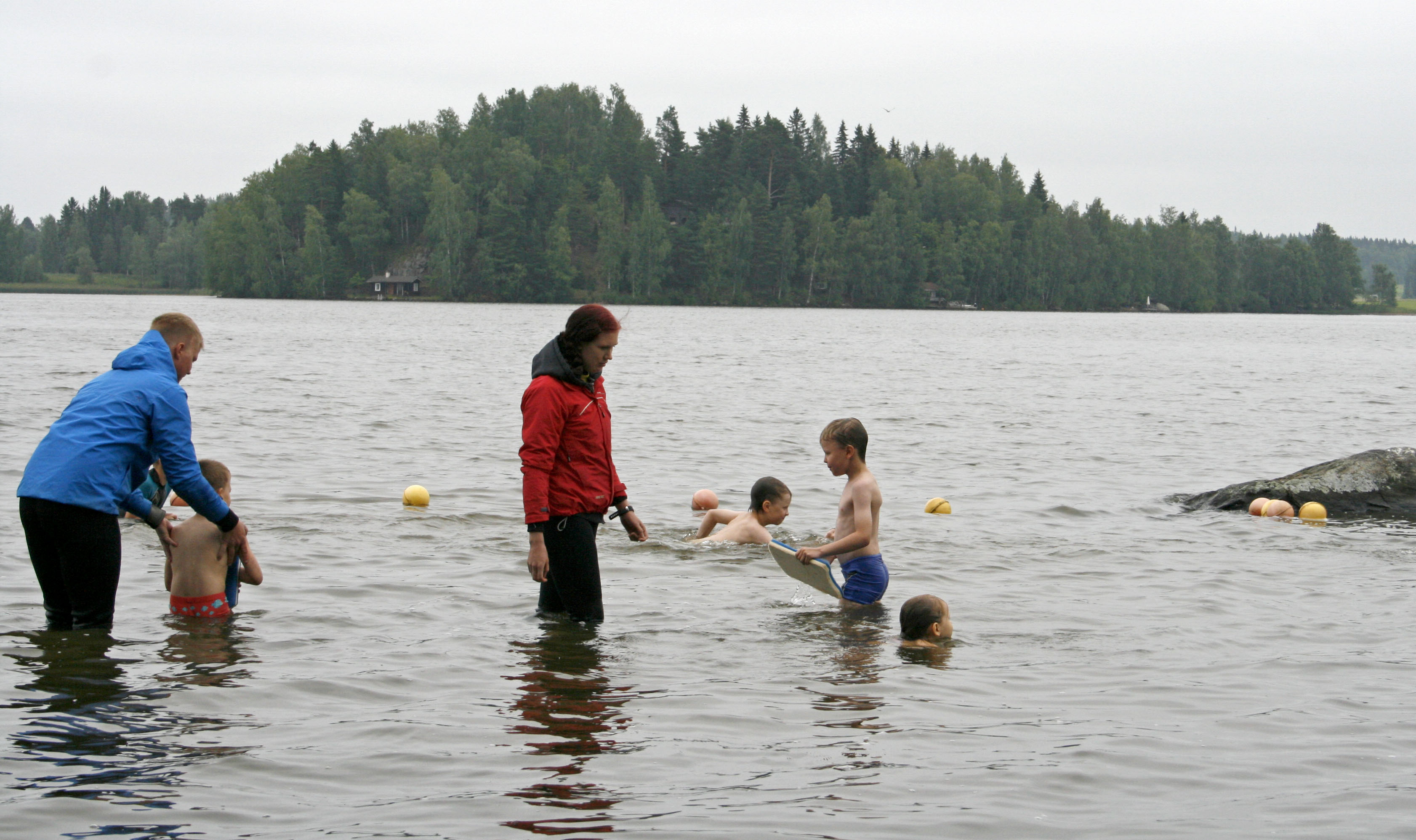 Uimakoululaiset viihtyivät järvessä vaikka lämpötila huiteli alle +20 asteessa. Kuva: Ida Nieminen