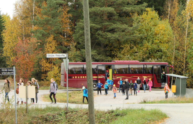Säijän koululaisia purkautui ulos linja-autosta keskiviikkoaamuna 28. syyskuuta. Kuva: Erkki Koivisto