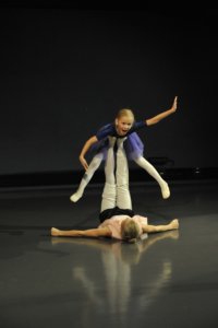 Viime vuoden Omissa Tansseissa sisarukset Heidi ja Moona Salminen esiintyivät yhteisessä koreografiassaan. Tänä syksynä Heidi on aloittanut opinnot Tukholman kuninkaallisen baletin ammatillisessa koulutuksessa. 