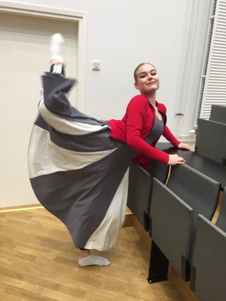 Omissa tansseissa jo monena vuonna esiintynyt Julia Kelloniemi tuli palkituksi kunniakirjalla 4.-5.11.2016 17-19 –vuotiaiden soolosarjassa tanssiopiston osallistuessa Valtakunnalliseen jazztanssikilpailuun.