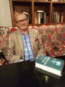 Emeritusprofessori Panu Rajala on tehnyt poikkeuksellisen mielenkiintoisen elämäkerran kansalliskirjailija Ilmari Kiannosta. Kirja julkaistaan ensi viikolla. (Kuva: Matti Pulkkinen)