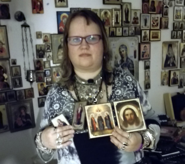 Lempääläinen Aurora Halen pitää tärkeänä, että ortodoksisessa kirkossa on käytössä synnintunnustus eli katumuksen sakramentti. – Minulle hyvin merkityksellinen asia on myös vainajien muisteluperinne, hän lisää. (Kuva: Aurora Halenin albumi)