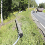 Tampereentie poikki parin tunnin ajan tiistaina: Auto suistui tieltä ojaan katkaisten lyhtypylvään