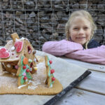 Piparkakkutalollinen hyvää mieltä – 7-vuotias Kerttu Sateensilta lahjoitti leipomuksensa Kultasiipeen