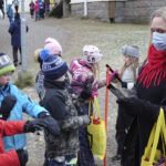 Mitä enemmän heijastimia yllä, sitä paremmin pärjäsi herkkukisassa – Narvan koulun kampanja palkitsi lapsia heijastimen käytön